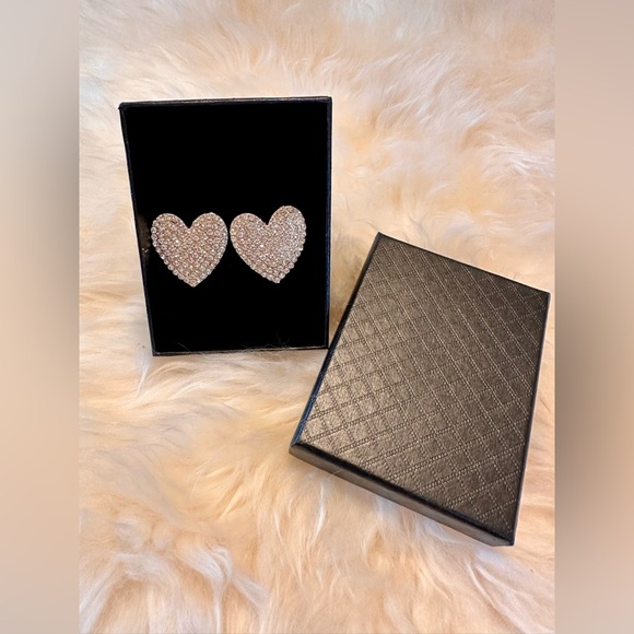 NWT Rhinestone heart shaped pierced earrings - Picture 3 of 3